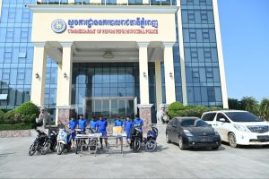 ស្នងការដ្ឋាននគរបាលរាជធានីភ្នំពេញ បានបង្ហាញអំពីលទ្ធផលកិច្ចប្រតិបត្តិការបង្រ្កាបបទល្មើសព្រហ្មទណ្ឌ ឃាត់ខ្លួនជនសង្ស័យជនជាតិខ្មែរ និងចិនសរុប ៩នាក់ ពាក់ព័ន្ធបទល្មើស ៣ករណីផ្សេងគ្នា ក្នុងរាជធានីភ្នំពេញ!